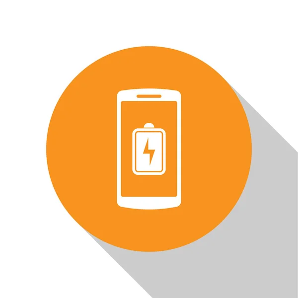 Weißes Smartphone-Ladesymbol isoliert auf weißem Hintergrund. Telefon mit einer niedrigen Akkuladung. orange Kreis-Taste. flache Bauweise. Vektorillustration — Stockvektor