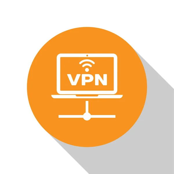 白いVPNコンピュータのネットワークアイコンは、白い背景に隔離されています。ラップトップ ネットワーク。インターネット接続。オレンジ色の円ボタン。ベクトルイラストレーション — ストックベクタ