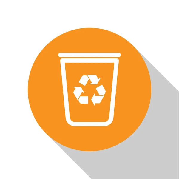 Cubo de reciclaje blanco con icono de símbolo de reciclaje aislado sobre fondo blanco. Icono de bote de basura. Cartel de basura. Reciclar signo de cesta. Botón círculo naranja. Ilustración vectorial — Vector de stock
