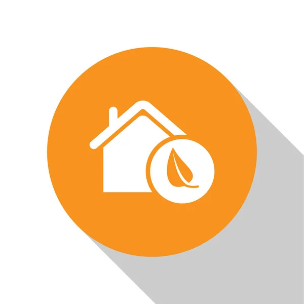 Blanco Eco icono de la casa amigable aislado sobre fondo blanco. Eco casa con hoja. Botón círculo naranja. Ilustración vectorial — Archivo Imágenes Vectoriales