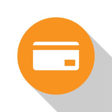 Beyaz Kredi kartı simgesi beyaz arka planda yalıtılmış. Online ödeme. Nakit para çekme. Finansal operasyonlar. Alışveriş tabelası. Turuncu daire düğmesi. Düz tasarım. Vektör İllüstrasyonu