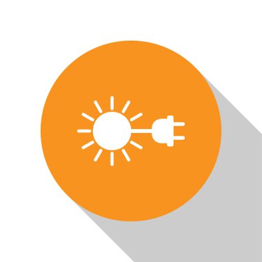 Beyaz arka plan üzerinde izole elektrik fiş simgesi ile Beyaz Güneş. Enerji tasarrufu kavramı. Turuncu daire düğmesi. Vektör İllüstrasyonu