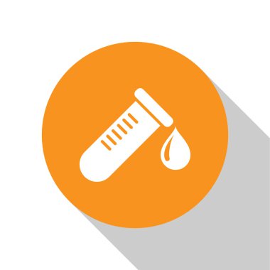 Beyaz Test tüpü veya şişe kan simgesi damla beyaz arka plan üzerinde izole ile. Laboratuvar, kimyasal, bilimsel cam işareti. Turuncu daire düğmesi. Düz tasarım. Vektör İllüstrasyonu