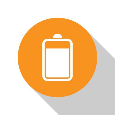 Beyaz Pil simgesi beyaz arka planda yalıtılmış. Turuncu daire düğmesi. Düz tasarım. Vektör İllüstrasyonu