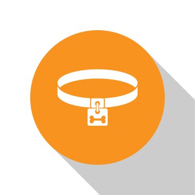 Beyaz arka plan üzerinde izole isim etiketi ve kemik plak simgesi ile Beyaz Köpek yaka. Evcil hayvanlar için erzak. Kedi ve köpek bakımı. Evcil köpek zincirleri. Turuncu daire düğmesi. Vektör İllüstrasyonu