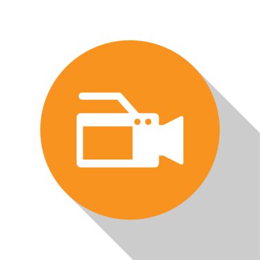 Beyaz Sinema kamera simgesi beyaz arka planda izole. Video kamera. Film tabelası. Film projektörü. Turuncu daire düğmesi. Düz tasarım. Vektör İllüstrasyonu