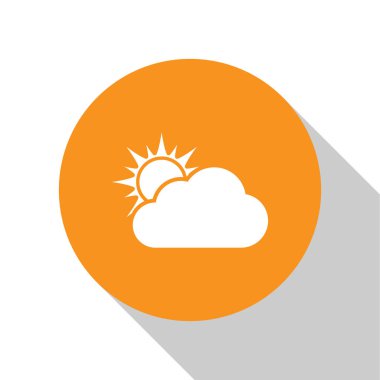 Beyaz Güneş ve bulut hava simgesi beyaz arka plan üzerinde izole. Turuncu daire düğmesi. Düz tasarım. Vektör İllüstrasyonu