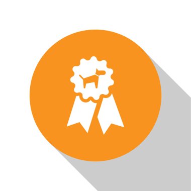 Beyaz Köpek ödül sembolü simgesi beyaz arka plan üzerinde izole. Evcil hayvan sergi kazanan kavramı olarak köpek ayak izi ile Madalya. Turuncu daire düğmesi. Vektör İllüstrasyonu