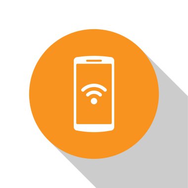 Beyaz arka planda ücretsiz wi-fi kablosuz bağlantı simgesine sahip Beyaz Akıllı Telefon. Kablosuz teknoloji, wi-fi bağlantısı, kablosuz ağ, etkin nokta kavramları. Turuncu daire düğmesi. Vektör İllüstrasyonu