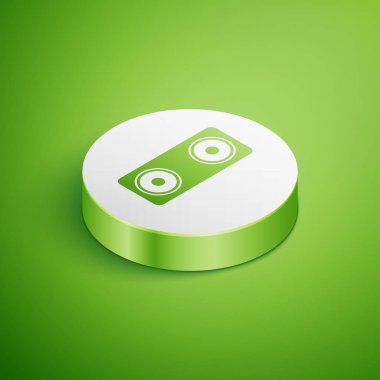 Yeşil arka planda izole edilmiş İzometrik Stereo hoparlör simgesi. Ses sistemi hoparlörleri. Müzik simgesi. Müzik sütun hoparlör bas ekipmanları. Beyaz daire düğmesi. Vektör İllüstrasyonu