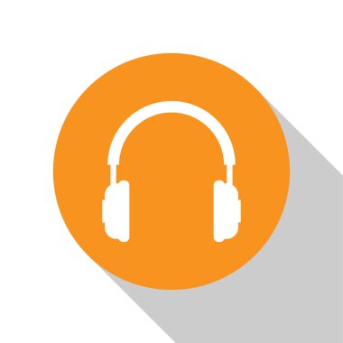 Beyaz arka planda yalıtılmış Beyaz Kulaklık simgesi. Kulaklık işareti. Müzik, servis, iletişim ve operatör dinleme için kavram nesnesi. Turuncu daire düğmesi. Düz tasarım. Vektör İllüstrasyonu