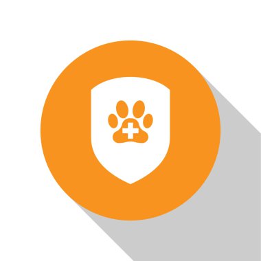 Beyaz Hayvan sağlık sigortası simgesi beyaz arka plan üzerinde izole. Evcil hayvan koruma simgesi. Köpek ya da kedi pençesi izi. Turuncu daire düğmesi. Vektör İllüstrasyonu