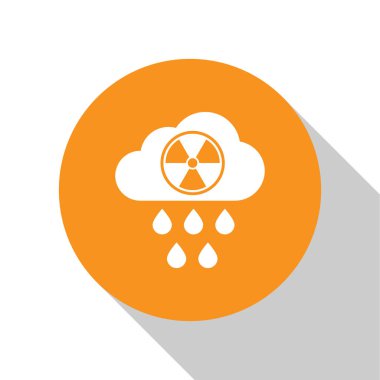 Beyaz Asit yağmuru ve radyoaktif bulut simgesi beyaz arka plan üzerinde izole. Toksik hava kirliliğinin çevre üzerindeki etkileri. Turuncu daire düğmesi. Vektör İllüstrasyonu