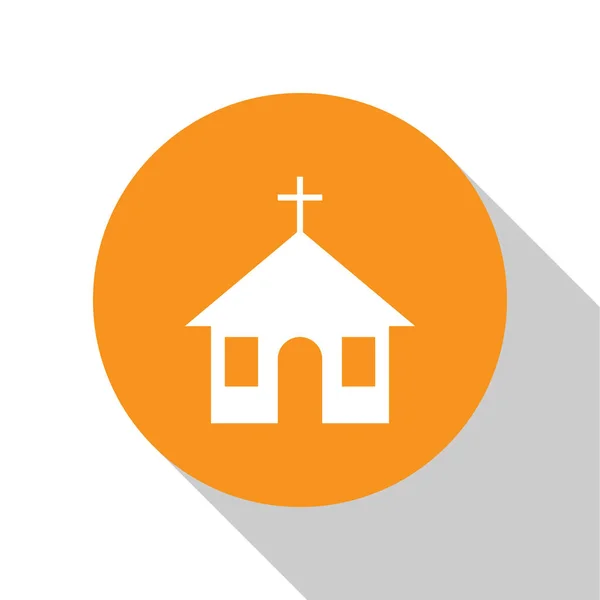 Weiße Ikone des Kirchenbaus isoliert auf weißem Hintergrund. christliche Kirche. Religion der Kirche. orange Kreis-Taste. flache Bauweise. Vektorillustration — Stockvektor