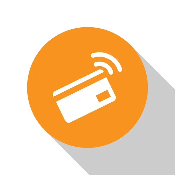 Weißes kontaktloses Bezahlen mit NFC-Kartensymbol isoliert auf weißem Hintergrund. Karte mit Radiowellenzeichen. Kreditkartenzahlung. orange Kreis-Taste. flache Bauweise. Vektorillustration — Stockvektor