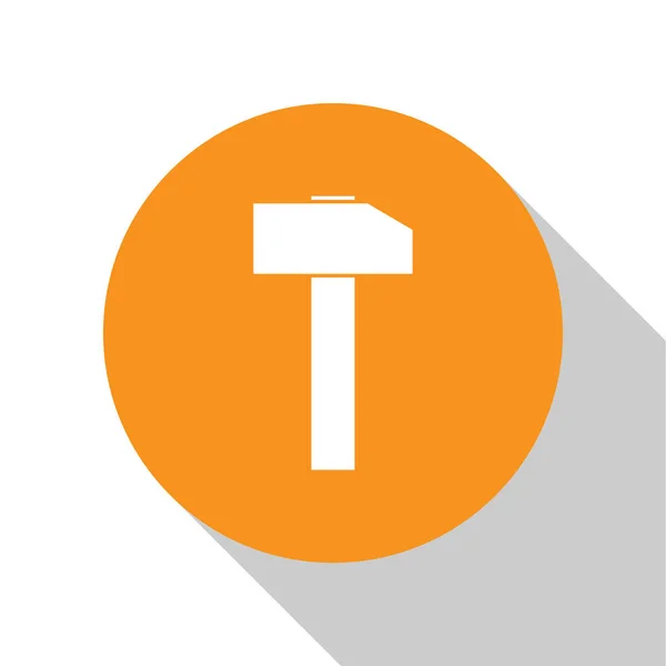 Icono de martillo blanco aislado sobre fondo blanco. Herramienta para reparación. Botón círculo naranja. Diseño plano. Ilustración vectorial — Vector de stock