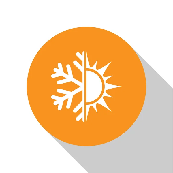 Symbole blanc chaud et froid. Icône soleil et flocon de neige isolée sur fond blanc. Symbole d'hiver et d'été. Bouton rond orange. Design plat. Illustration vectorielle — Image vectorielle