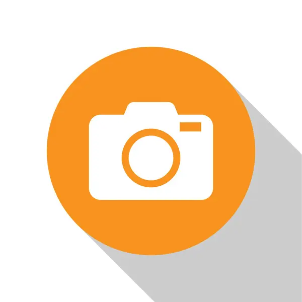 Піктограма фотоапарата білого кольору ізольована на білому тлі. Піктограма фотоапарата. Кнопка помаранчевого кола. Плоский дизайн. Векторна ілюстрація — стоковий вектор