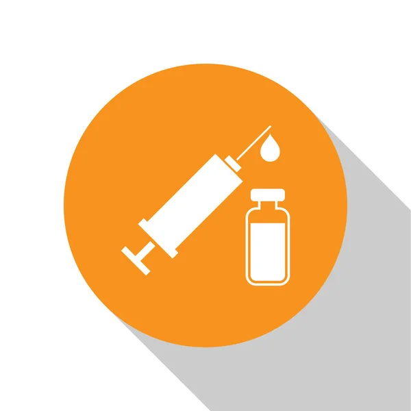 針とバイアルまたはアンプルアイコンが白い背景に分離された白い医療注射器。ワクチン接種、注射、ワクチン、インスリンの概念。オレンジ色の円ボタン。フラットなデザイン。ベクトルイラストレーション — ストックベクタ