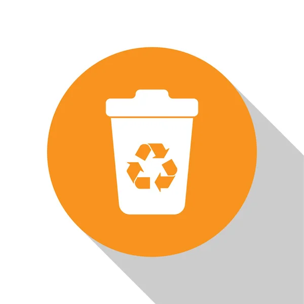 Λευκός κάδος ανακύκλωσης με εικονίδιο συμβόλου ανακύκλωσης απομονώνεται σε λευκό φόντο. Εικονίδιο κάδου απορριμμάτων. Πινακίδα κάδου σκουπιδιών. Το σημάδι του καλαθιού ανακύκλωσης. Πορτοκαλί κουμπί κύκλου. Απεικόνιση διανυσματικών φορέων — Διανυσματικό Αρχείο