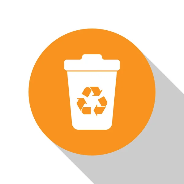 Witte Prullenbak met pictogram recycle symbool geïsoleerd op witte achtergrond. Prullenbakpictogram. Vuilnis bin teken. Recycle mand teken. Oranje cirkel knop. Vector illustratie — Stockvector