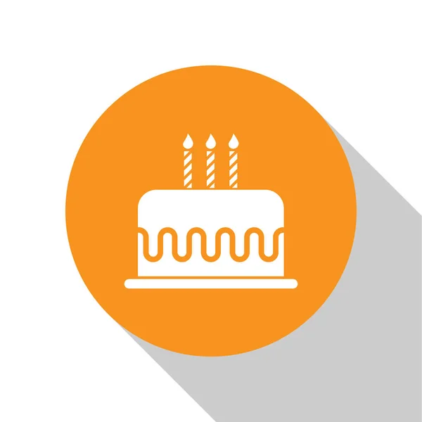 Белый торт с горящими свечами значок изолирован на белом фоне. С днем рождения. Оранжевый круг. Плоский дизайн. Векторная миграция — стоковый вектор
