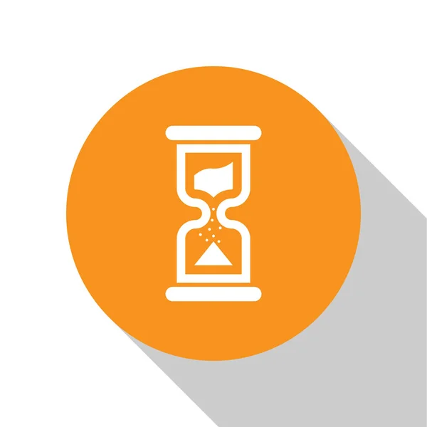 Reloj de arena blanco viejo con icono de arena que fluye aislado sobre fondo blanco. Señal de reloj de arena. Concepto de negocio y gestión del tiempo. Botón círculo naranja. Diseño plano. Ilustración vectorial — Vector de stock