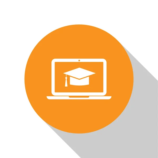 Tapa de graduación blanca en el icono de la computadora portátil de pantalla aislada sobre fondo blanco. Concepto de aprendizaje en línea o aprendizaje electrónico. Botón círculo naranja. Diseño plano. Ilustración vectorial — Vector de stock