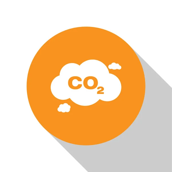 Beyaz arka planda yalıtılmış bulut simgesindeki beyaz Co2 emisyonları. Karbondioksit formülü sembolü, sis kirliliği kavramı, çevre kavramı. Turuncu daire düğmesi. Düz tasarım. Vektör İllüstrasyonu — Stok Vektör