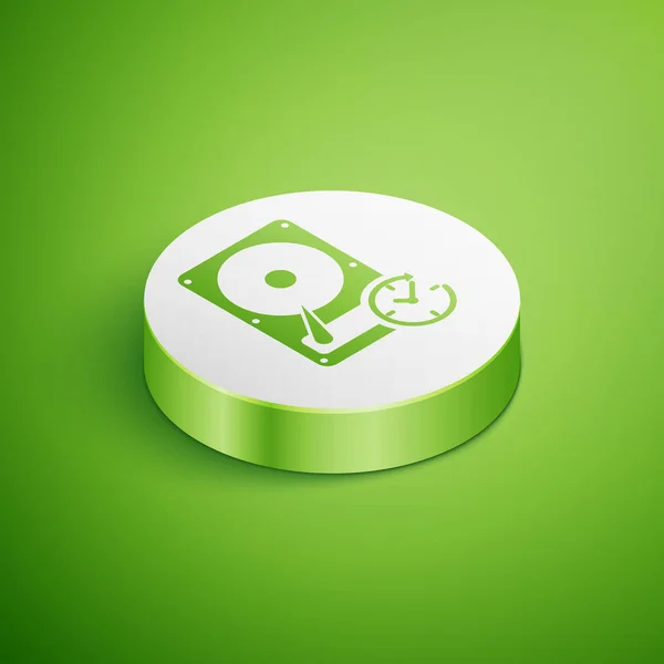 時計回りの符号付きのアイソメハードディスクドライブ、緑色の背景に分離されたデータ回復アイコン。白い円のボタン。ベクトルイラストレーション — ストックベクタ
