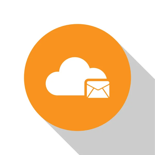 Icône de serveur de messagerie Cloud blanc isolé sur fond blanc. Hébergement de serveur Cloud pour courrier électronique. Service de messagerie en ligne. Panneau de la boîte aux lettres. Bouton rond orange. Design plat. Illustration vectorielle — Image vectorielle