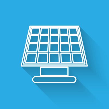 Beyaz Güneş enerji paneli çizgi simgesi uzun gölge ile izole. Vektör İllüstrasyonu