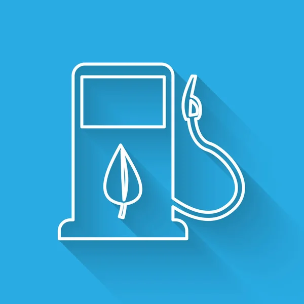 Weißes Biokraftstoffkonzept mit Tankdüse und Blattlinie-Symbol isoliert mit langem Schatten. Tankstelle mit Blättern. Öko-Tanken. Vektorillustration — Stockvektor