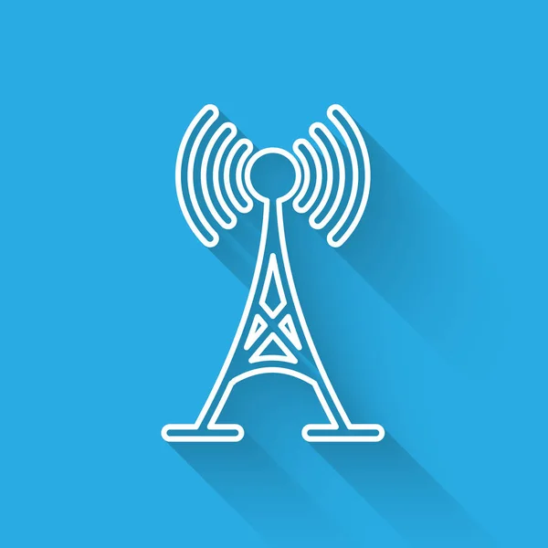 Vit antenn ikon isolerad med lång skugga. Radio antenn trådlös. Teknik och nätverkssignal radioantenn. Vektor illustration — Stock vektor