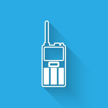 Beyaz Walkie talkie simgesi uzun gölge ile izole. Taşınabilir radyo verici simgesi. Radyo alıcı-verici işareti. Vektör İllüstrasyonu