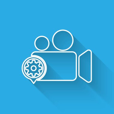 Beyaz Film veya Video kamera ve dişli hattı simgesi uzun gölge ile izole. Uygulama, servis konsepti, ayar seçenekleri, bakım, onarım, sabitleme ayarlama. Vektör İllüstrasyonu