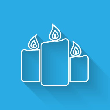 Beyaz Yanan mumlar simgesi uzun gölge ile izole. Eski moda yanan mumlar. Silindirik aromatik mum yanan alevler ile sopalarla. Vektör İllüstrasyonu