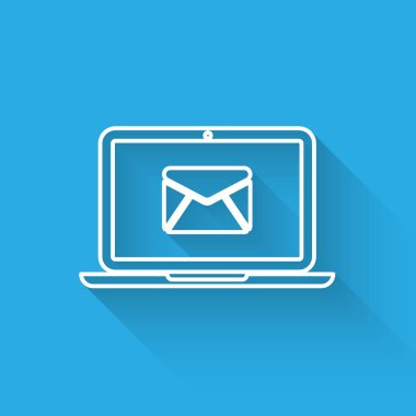 Uzun gölge ile izole ekran simgesi zarf ve açık e-posta ile Beyaz Laptop. E-posta pazarlama, internet reklam kavramları. Vektör İllüstrasyonu