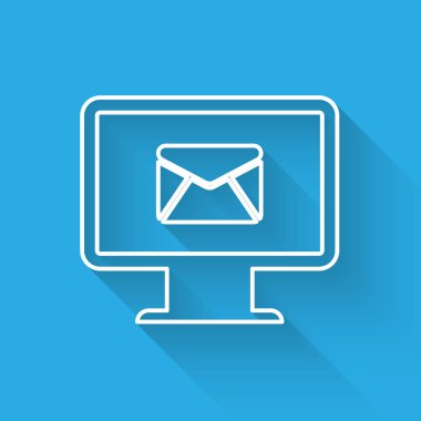 Beyaz Bilgisayar monitör ve zarf, yeni mesaj, posta, e-posta simgesi uzun gölge ile izole. E-posta bültenleri, üstbilgi, blog gönderileri için kullanım. Vektör İllüstrasyonu