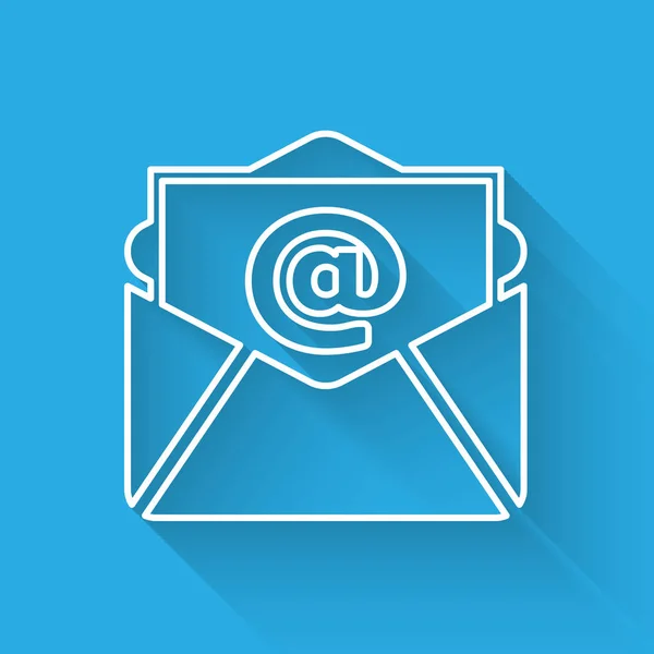 Icono de correo electrónico y correo blanco aislado con sombra larga. Envolvente símbolo e-mail. Señal de correo electrónico. Ilustración vectorial — Vector de stock