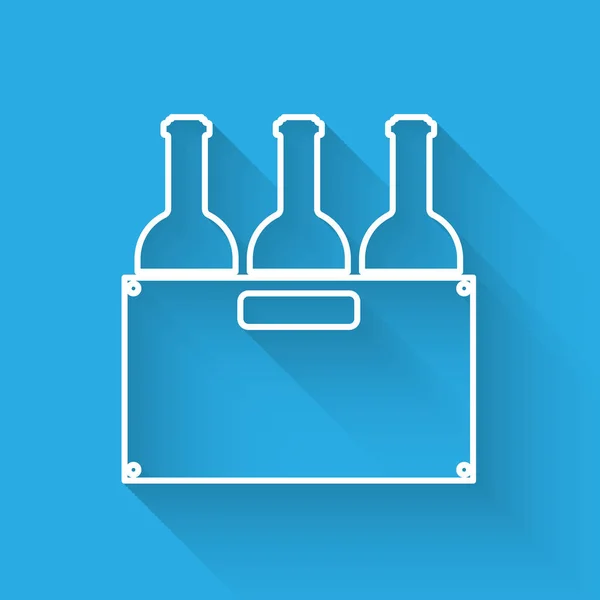 Witte flessen wijn in een houten kist icoon geïsoleerd met lange schaduw. Wijnflessen in een houten krat icoon. Vector illustratie — Stockvector