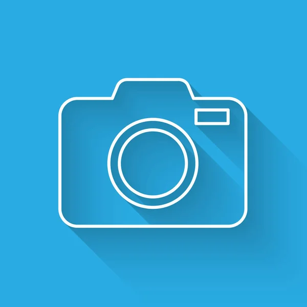 Icono de cámara fotográfica blanca aislado con sombra larga. Icono de cámara fotográfica. Ilustración vectorial — Archivo Imágenes Vectoriales