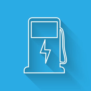 Beyaz Elektrikli araba şarj istasyonu hattı simgesi uzun gölge ile izole. Eko elektrikli yakıt pompası işareti. Vektör İllüstrasyonu