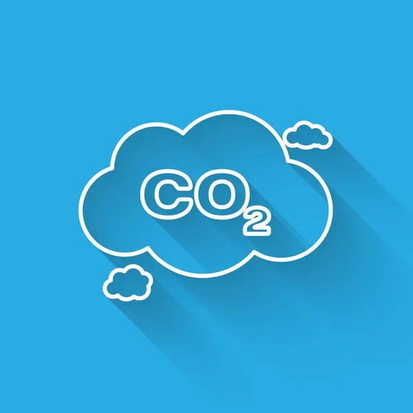 Bílé emise CO2 na ikoně mraků izolované s dlouhým stínem. Symbol kysličníku uhličitého, koncepce znečištění kouře, koncepce životního prostředí. Vektorová ilustrace — Stockový vektor