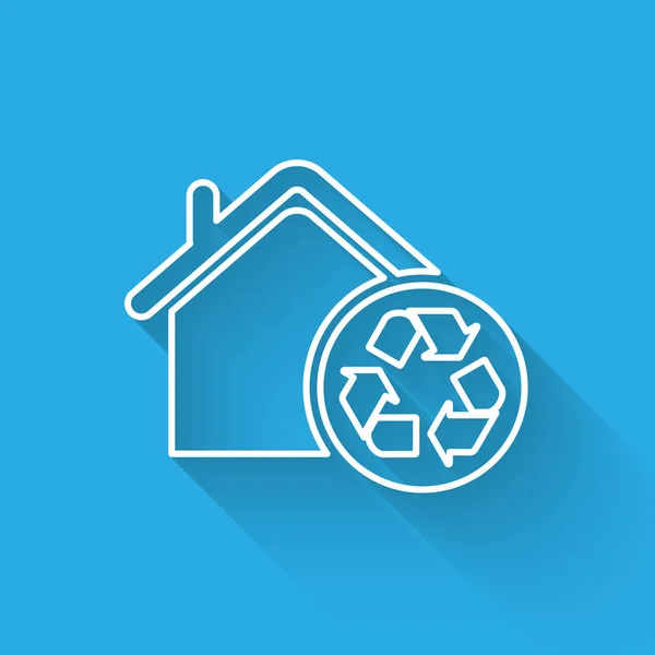 Wit eco huis met recycling symbool lijn pictogram geïsoleerd met lange schaduw. Ecologie huis met recycle pijlen. Vector illustratie — Stockvector