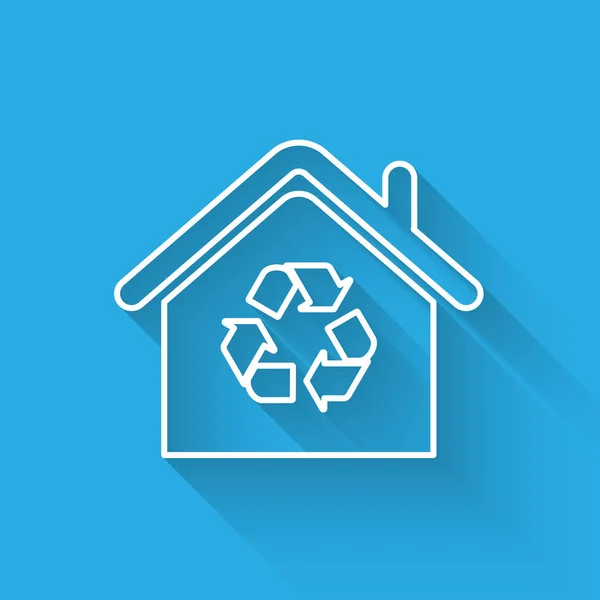 Wit eco huis met recycling symbool lijn pictogram geïsoleerd met lange schaduw. Ecologie huis met recycle pijlen. Vector illustratie — Stockvector