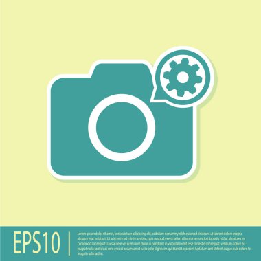 Yeşil Fotoğraf kamera ve dişli simgesi sarı arka plan üzerinde izole. Uygulama, servis konsepti, ayar seçenekleri, bakım, onarım, sabitleme ayarlama. Vektör İllüstrasyonu