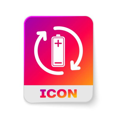 Beyaz arka planda yalıtılmış geri dönüşüm simgesi simgesine sahip Beyaz Pil. Geri dönüşüm sembolü ile Pil - yenilenebilir enerji kavramı. Dikdörtgen renk düğmesi. Vektör İllüstrasyonu