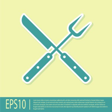 Yeşil Çapraz bıçak ve spatula simgesi sarı arka plan üzerinde izole. Barbekü bıçağı ve spatula işareti. Barbekü ve ızgara aletleri. Vektör İllüstrasyonu