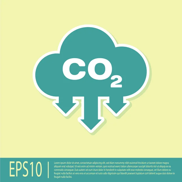 绿色 Co2 排放在黄色背景上隔离的云图标中。二氧化碳配方符号、烟雾污染概念、环境概念。平面设计。矢量插图 — 图库矢量图片